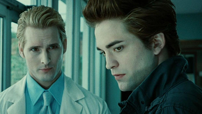 Fue uno de los mayores misterios de 'Crepúsculo': ya sabemos qué le susurra Carlisle a Edward de Robert Pattinson antes de morderlo noticias imagen