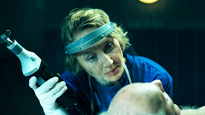 La inquietante miniserie que acaba de llegar a Netflix sobre una mujer que habla con los muertos y no te debes perder noticias imagen