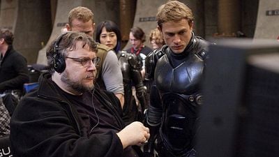 Esta brutal película de acción y ciencia ficción es una versión mejorada de 'Transformers' con Charlie Hunnam y Guillermo del Toro noticias imagen
