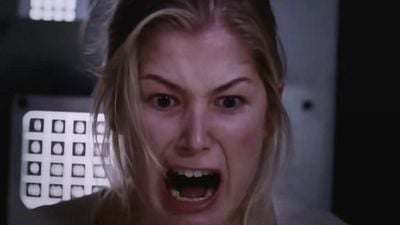 "Una de las peores películas de todos los tiempos": Rosamund Pike estaba segura de que esta película de acción y ciencia ficción con Dwayne Johnson acabaría con su carrera noticias imagen