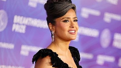 Salma Hayek, actriz: "Cuando estoy sola, me cubro las canas con máscara de pestañas para no tener que teñirlas cada tres semanas" noticias imagen