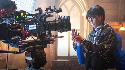 10 fotos detrás de cámaras de Jenna Ortega, Emma Myers y el elenco de 'Merlina' noticias imagen