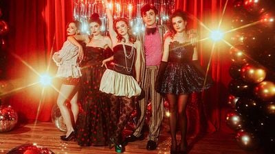 Drama, asesinatos y una futura reina del baile: La película de Netflix que te llevará de regreso a 1980 noticias imagen