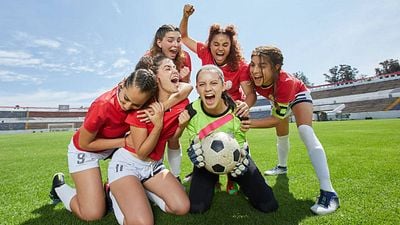 El elenco de ‘Las Bravas’ temporada 2 revela cómo la serie de Max ha inspirado a niñas a jugar fútbol noticias imagen