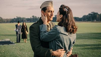 "Me agarraron": la historia no tan bonita detrás de la foto del icónico beso que se convirtió en símbolo del final de la Segunda Guerra Mundial noticias imagen
