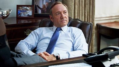 Kevin Spacey logra que los naipes de 'House of Cards' caigan