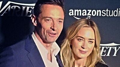 Hugh Jackman abraza a Emily Blunt y Krasinski se pone celoso