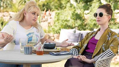 Anne Hathaway y Rebel Wilson son estafadoras en el tráiler de 'Maestras del engaño'