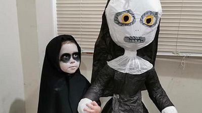 Esta niña de 3 años se volvió viral por su bizarra piñata de 'La Monja' noticias imagen