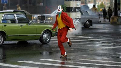 Mujer con máscara de Joker ataca auto con un hacha y es arrestada