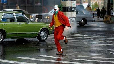 Mujer con máscara de Joker ataca auto con un hacha y es arrestada noticias imagen