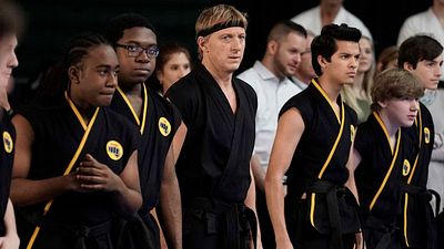 Playeras de 'Cobra Kai', la búsqueda de este artículo de la serie de Netflix se ha disparado noticias imagen