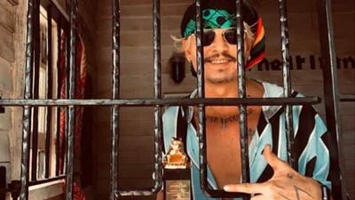 Johnny Depp acepta un premio detrás de las rejas como símbolo de protesta