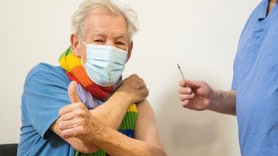 Ian McKellen se aplica la vacuna contra COVID-19 y manda un mensaje