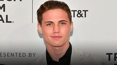 La torpe explicación de por qué Tanner Buchanan se quitó la ropa en la temporada 4 de 'Cobra Kai'  noticias imagen