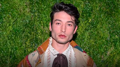 Ezra Miller es detenido por violencia y acoso, mientras sus compañeros promocionan  'Animales fantásticos: Los secretos de Dumbledore' noticias imagen