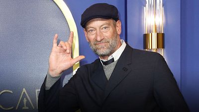 Troy Kotsur de 'CODA: Señales del corazón', explica el motivo personal por el que siempre utiliza boina  noticias imagen