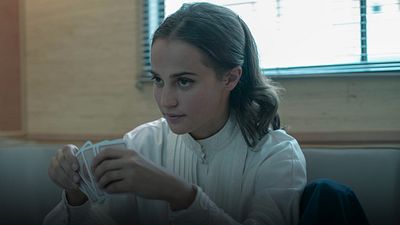 Alicia Vikander recuerda los retos que enfrentó para grabar 'Irma Vep' noticias imagen