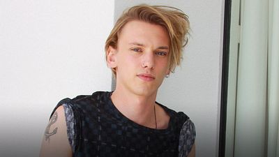 Jamie Campbell Bower tocando la guitarra en calzones enloquece a fans de 'Stranger Things'  noticias imagen