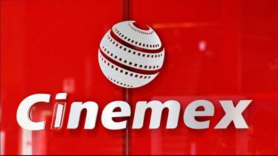 Empleada de Cinemex muestra las cosas que olvida la gente en una sala de cine (hasta 500 pesos)