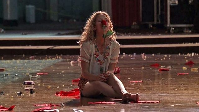 "Espero que todos mis ex vean este póster": hace 24 años, esta actriz no sabía que el póster de esta película de culto la haría famosa noticias imagen