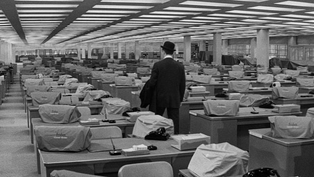 Si quieres empezar el año creyendo en el amor, regresa a este clásico en blanco y negro, para entender por qué la gente sigue dando beso de medianoche noticias imagen