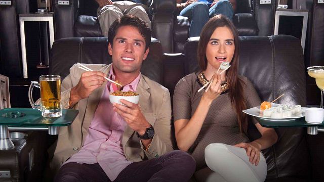 Extranjeros van a Cinépolis VIP, se llevan las sobras y se hacen virales noticias imagen
