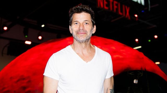 Zack Snyder se tatúa frente a los fans durante el estreno de ‘Rebel Moon’ en CCXP Brasil