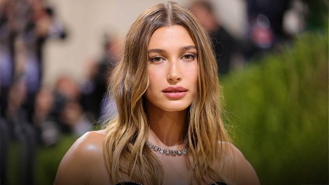 Confunden a Hailey Bieber con cajera de un Oxxo y se hace viral noticias imagen