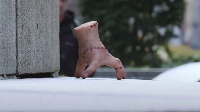 Así fue como Dedos llegó a la familia Addams y escapó de un villano siniestro en ‘Merlina’ noticias imagen