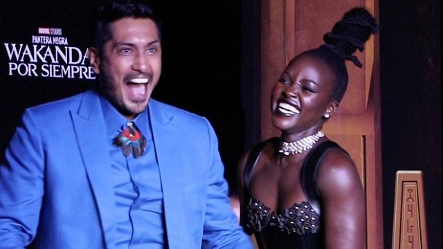 ¡Hecho en Ecatepec! Tenoch Huerta y Lupita Nyong'o bailan merengue en la premier de 'Black Panther 2' noticias imagen