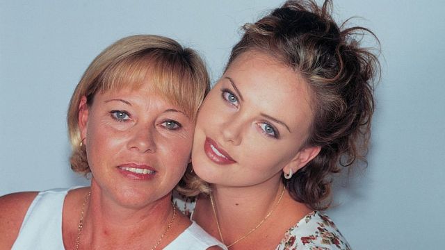 Charlize Theron compartió la vez que su madre asesinó a su padre para salvarla, “Dejó muy claro que iba a matarnos” noticias imagen