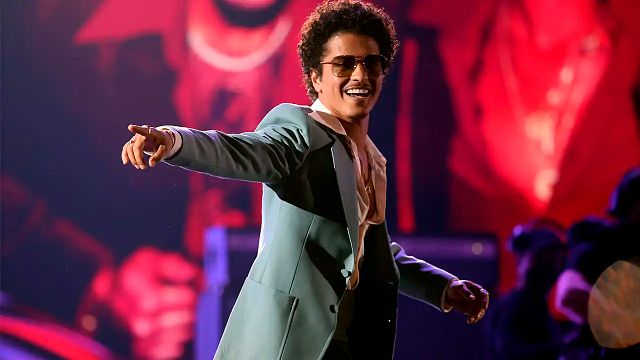 Bruno Mars sorprende a fans bailando en calles de la CDMX antes de su concierto en Estadio GNP noticias imagen