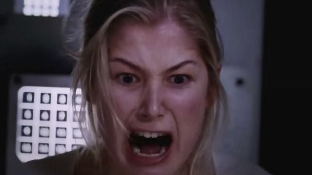 "Una de las peores películas de todos los tiempos": Rosamund Pike estaba segura de que esta película de acción y ciencia ficción con Dwayne Johnson acabaría con su carrera noticias imagen