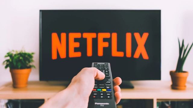 5 series en Netflix que puedes ver mientras trabajas en tu casa y sí le vas a entender