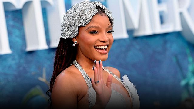 Niña disfrazada de Flounder se encuentra a 'La Sirenita', la abraza y se hace viral noticias imagen