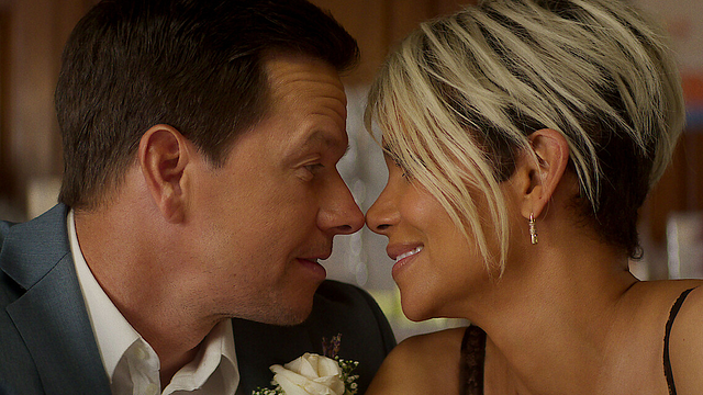El director de 'El Sindicato' reveló por qué Mark Wahlberg y Halle Berry nunca se besan en la película más vista de Netflix noticias imagen