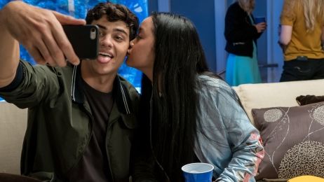 'A todos los chicos de los que me enamoré': Romance adolescente contra la mala vibra noticias imagen