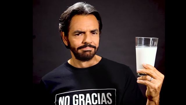 Redes sociales explotan contra Eugenio Derbez y su campaña para no tomar leche