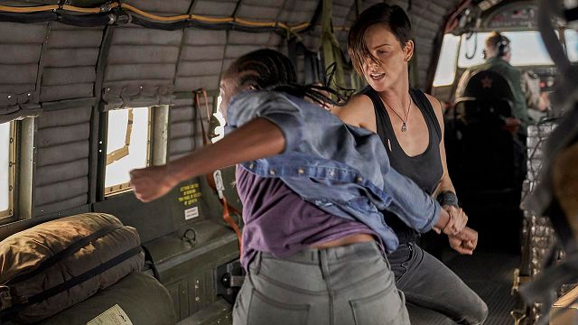 'La vieja guardia': La curiosa anécdota detrás de la pelea en el avión en la película de Netflix noticias imagen