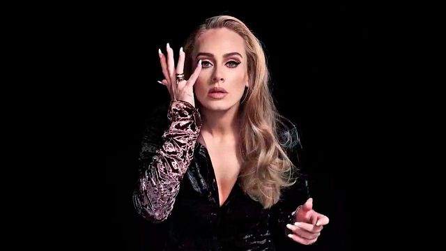 Adele reaparece en 'Saturday Night Live' y sorprende por su nueva imagen y conducción noticias imagen