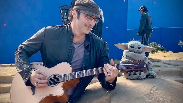 'The Mandalorian': Baby Yoda se pone rockero en video detrás de cámara con Robert Rodríguez