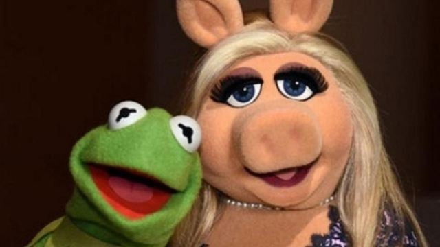Piden cancelar a la cerdita Peggy por violencia contra la rana René en 'Los Muppets'
