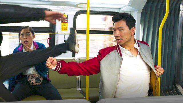 'Shang Chi': Así se rodó la escena de pelea en el autobús con Simu Liu y Awkwafina noticias imagen