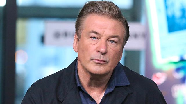 Alec Baldwin disparó arma de utilería y mató a una mujer, confirma la policía noticias imagen