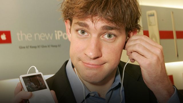John Krasinski y otras celebridades que presumían con orgullo sus iPod  noticias imagen