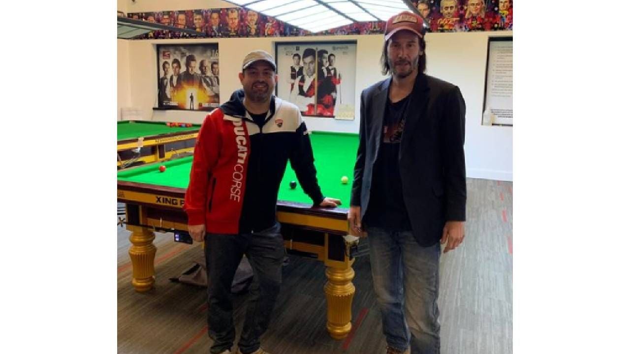 Keanu Reeves es un experto en billar