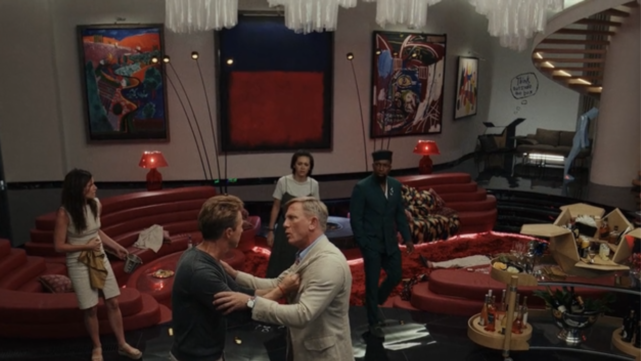 En la pared del fondo se encuentran, de izquierda a derecha, los cuadros de Hockney, Rothko, Basquiat y Calder.