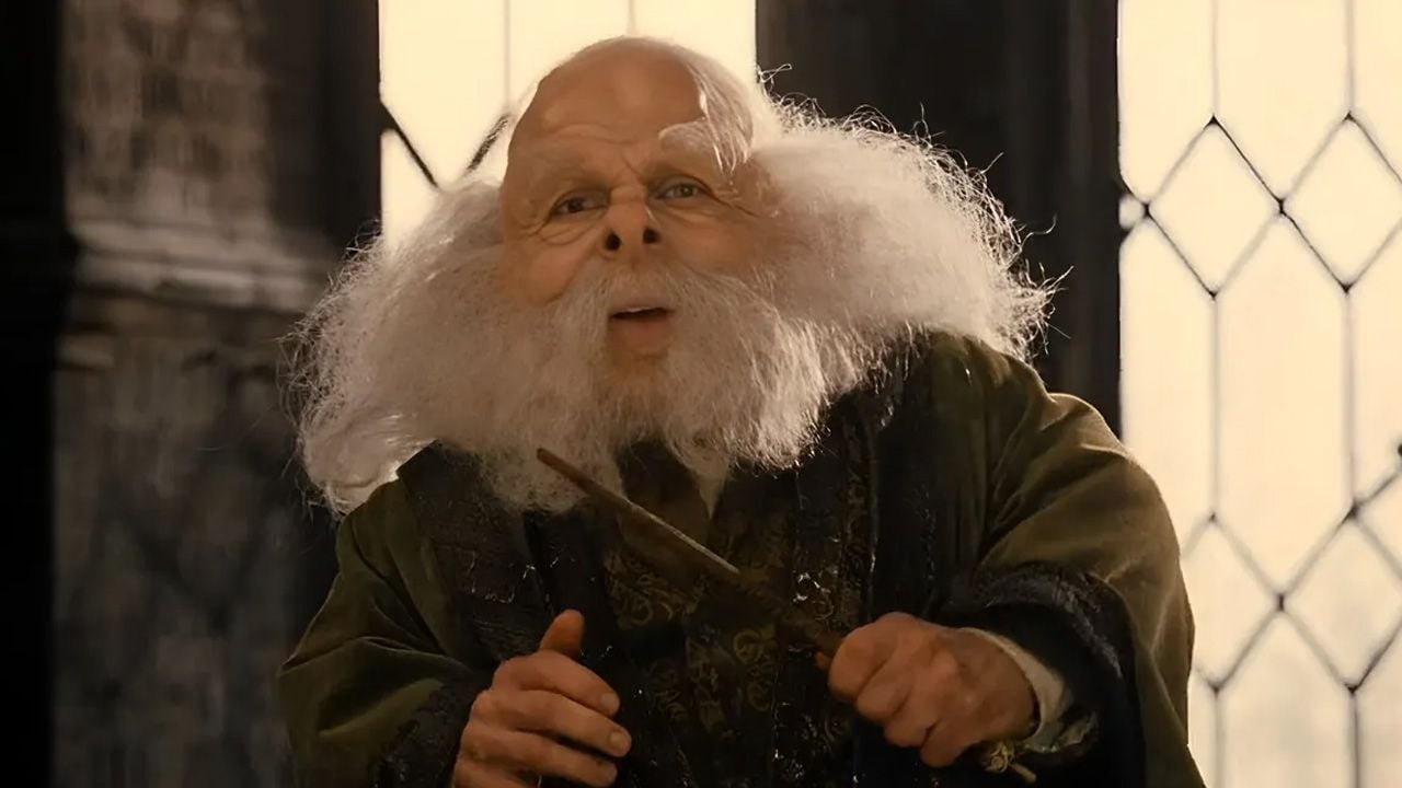 Warwick Davis como Filius Flitwick.