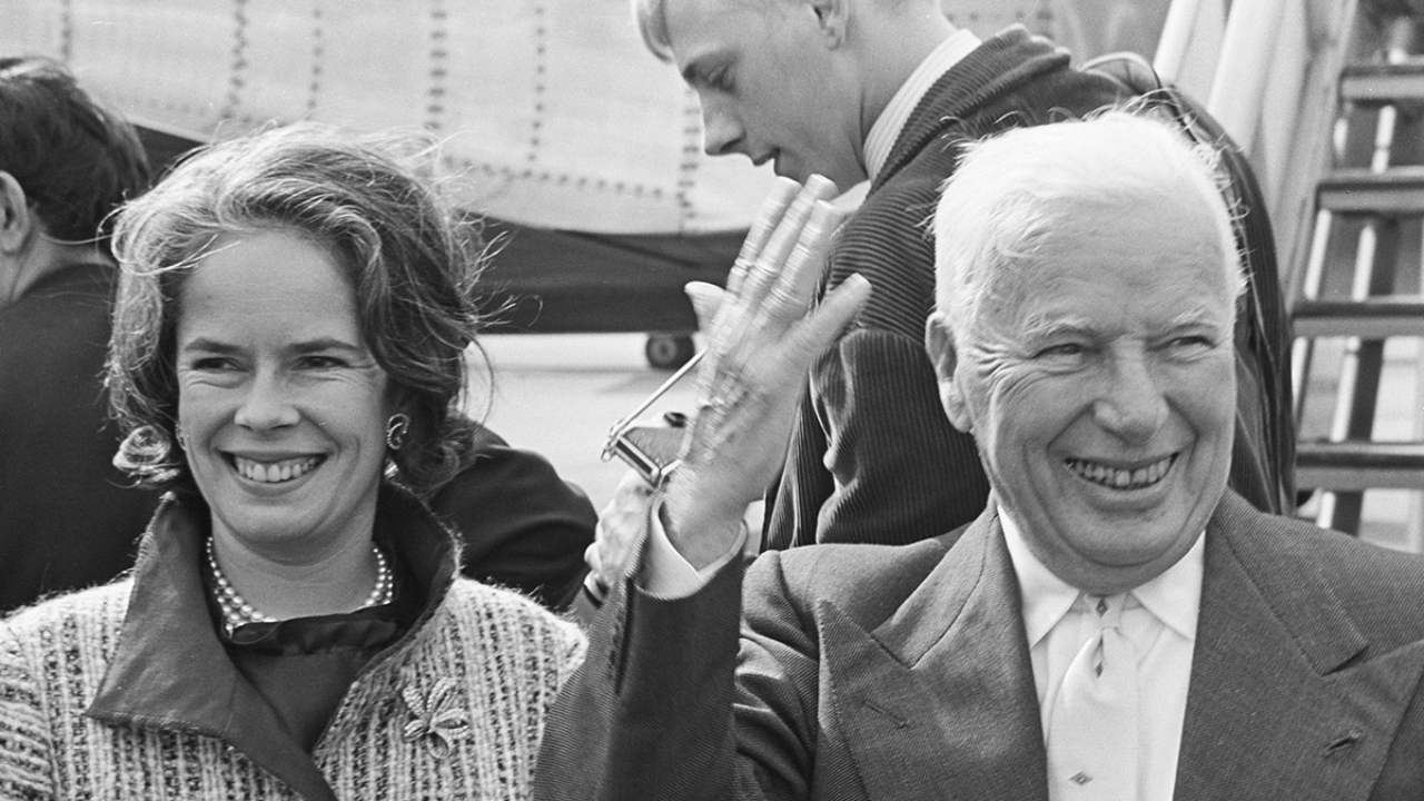 Oona O'Neill y Charlie Chaplin en 1965.